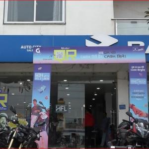 इटहरीमा बजाज एक्सचेञ्ज मेला सुरु , बाइक अपग्रेडमा नगद उपहारदेखि फाइनान्ससम्म आकर्षक अफर