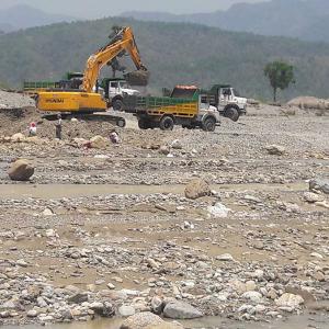 मापदण्डविपरीत चलेका मोरङका दुई क्रसर उद्योग बन्द