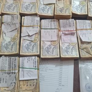 विराटनगर विमानस्थलबाट स्रोत नखुलेको करिब २७ लाखसहित दुई जना पक्राउ