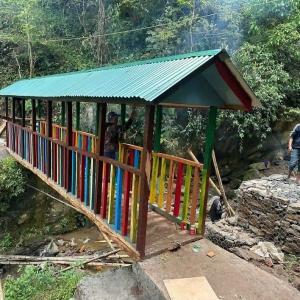 फालेलुङ–७, धुवाखोलामा श्रमदानबाट काठेपुल निर्माण, विद्यार्थीलाई आउजाउमा सहजता