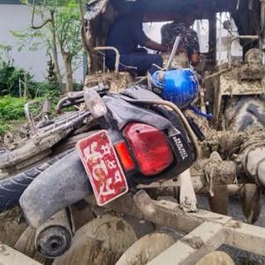 ट्र्याक्टर र मोटरसाइकल ठोक्किँदा मामा र भान्जीको घटनास्थलमै मृत्यु ट्र्याक्टर र मोटरसाइकल ठोक्किँदा मामा र भान्जीको घटनास्थलमै मृत्यु