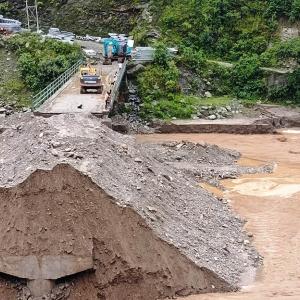 माइखोला बाढीले मेची राजमार्ग मर्मतका सामग्री बगायो माइखोला बाढीले मेची राजमार्ग मर्मतका सामग्री बगायो