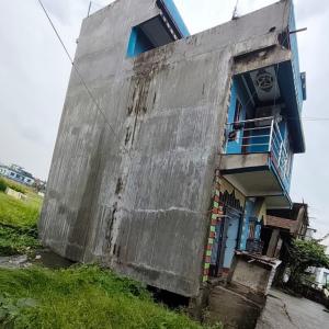 भारी वर्षाका कारण झापा बिर्तामोडको एक सुकुमवासी बस्तीमा तीन तले पक्की घर भासियो, मानवीय क्षति हुनबाट जोगियो भारी वर्षाका कारण झापा बिर्तामोडको एक सुकुमवासी बस्तीमा तीन तले पक्की घर भासियो, मानवीय क्षति हुनबाट जोगियो