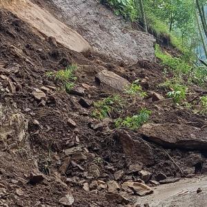 पाँचथरमा भारी वर्षापछि पहिरो र बाढीको वितण्डा, फालेलुङ, फिदिम–फालौट सडक र मध्यपहाडी लोकमार्ग अवरुद्ध, आवागमन पूर्ण रूपमा ठप्प