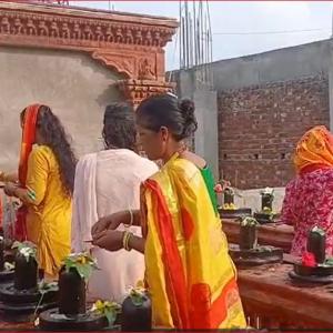 सुनसरीको त्रिनेत्र मोक्षधाममा भक्तजनको घुइँचोः दोस्रो सोमबार १ हजार बढीद्वारा जल अर्पण सुनसरीको त्रिनेत्र मोक्षधाममा भक्तजनको घुइँचोः दोस्रो सोमबार १ हजार बढीद्वारा जल अर्पण