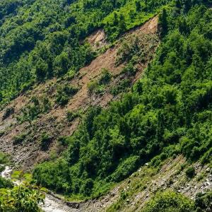सिङ्गो गाउँ पहिरोको जोखिममास् चार परिवार विस्थापित, ३५ घर उच्च जोखिममा सिङ्गो गाउँ पहिरोको जोखिममास् चार परिवार विस्थापित, ३५ घर उच्च जोखिममा
