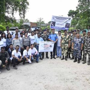 झापाको काँकडभिट्टा–पानीट्यांकी सीमामा मानव बेचबिखनविरुद्ध दुवै देशका सुरक्षा निकायको मोटरसाइकल र्याली, सचेतनामूलक सन्देश प्रवाह झापाको काँकडभिट्टा–पानीट्यांकी सीमामा मानव बेचबिखनविरुद्ध दुवै देशका सुरक्षा निकायको मोटरसाइकल र्याली, सचेतनामूलक सन्देश प्रवाह