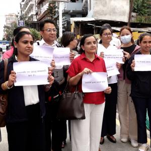 आकस्मिक बाहेकका सेवा बन्द गरेर सडकमा आए डाक्टर