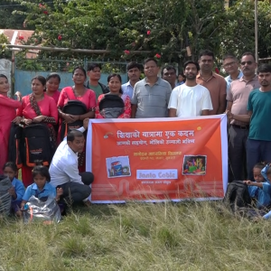 जनता केवलद्वारा विद्यार्थी र शिक्षकलाई ब्यागसहित शैक्षिक सामग्री वितरण