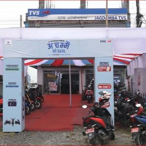 इटहरीमा टिभिएसको ‘अपग्रेड हुनेलाई आफ्नै डील मेलामा ग्राहकको उल्लासमय उपस्थिति