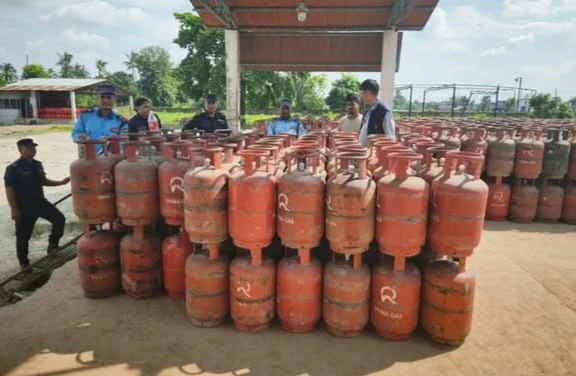 ग्यास अभावको गुनासोपछि सुनसरीमा प्रशासनको अनुगमन