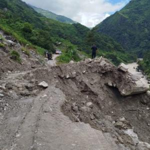 पहिरोले खाँदबारी-किमाथाङ्का सडक अवरुद्ध पहिरोले खाँदबारी-किमाथाङ्का सडक अवरुद्ध