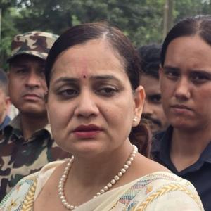 मन्त्री मेहताद्वारा आगजनी र तोडफोड प्रभावित क्षेत्रको निरीक्षण मन्त्री मेहताद्वारा आगजनी र तोडफोड प्रभावित क्षेत्रको निरीक्षण