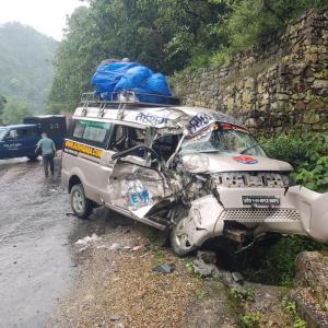 इभी गाडी र ट्याङ्कर एकापसमा दुर्घटना, दुई जना घाइते