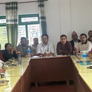 ताप्लेजुङ अस्पतालका चिकित्सक तथा स्वास्थ्यकर्मीलाई सात दिन बिदा रोक