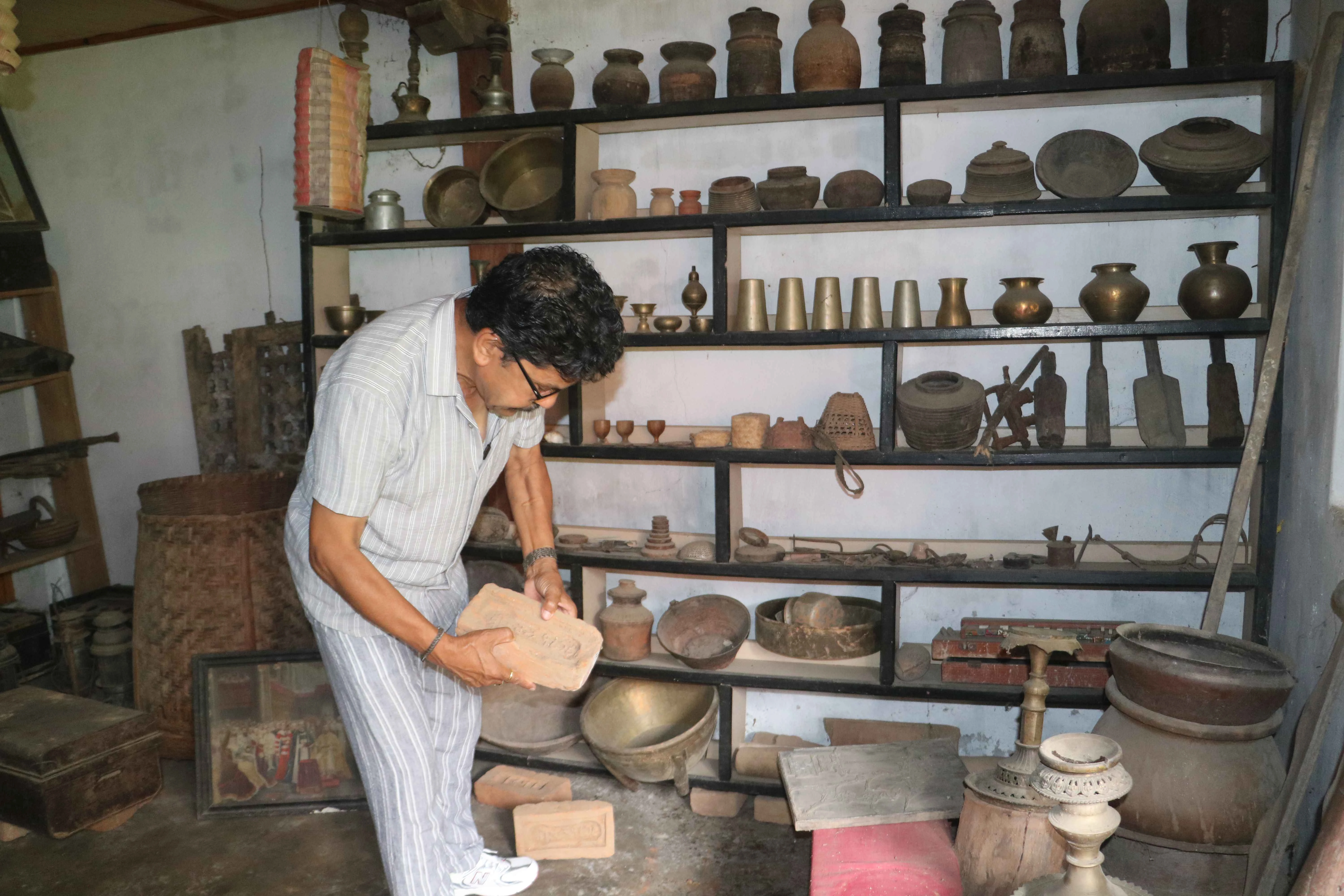 एउटा घरमा जोगिएको धनकुटाको इतिहास, तीन दशकदेखि सामग्री सङ्कलन गर्दै मनोजनारायण एउटा घरमा जोगिएको धनकुटाको इतिहास, तीन दशकदेखि सामग्री सङ्कलन गर्दै मनोजनारायण
