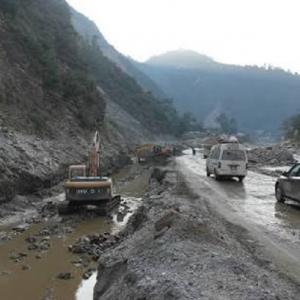 भारी वर्षाको जोखिमपछि धनकुटामा राति सवारी सञ्चालनमा रोक