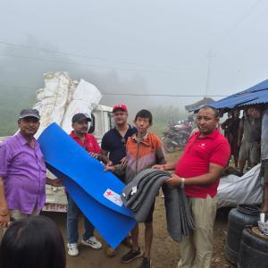 पहिरोपीडित परिवारलाई रेडक्रसद्वारा राहत सामग्री वितरण
