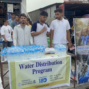 इटहरीमा रथयात्राका भक्तजनलाई १८डी पाथिभरा इन्टरटेनमेन्टको निःशुल्क पानी