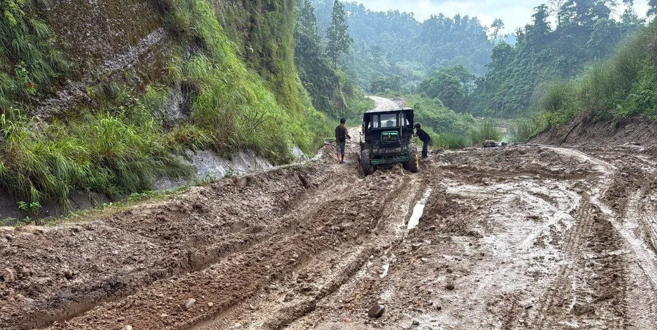 भारी वर्षाको जोखिमपछि इलाममा राति सवारी चलाउन रोक