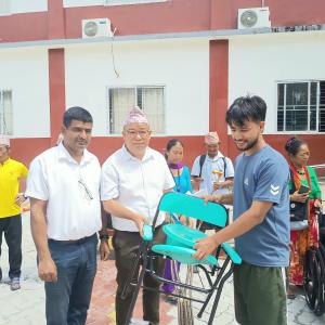 मिक्लाजुङमा ४० जना अपाङ्गता भएका व्यक्तिलाई सहायक सामग्री वितरण
