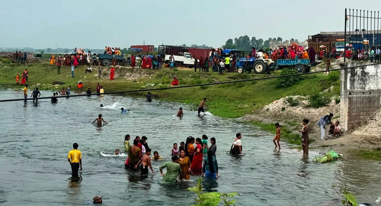 कोशी कटानमा मूर्ति सेलाउनेको भीड कोशी कटानमा मूर्ति सेलाउनेको भीड