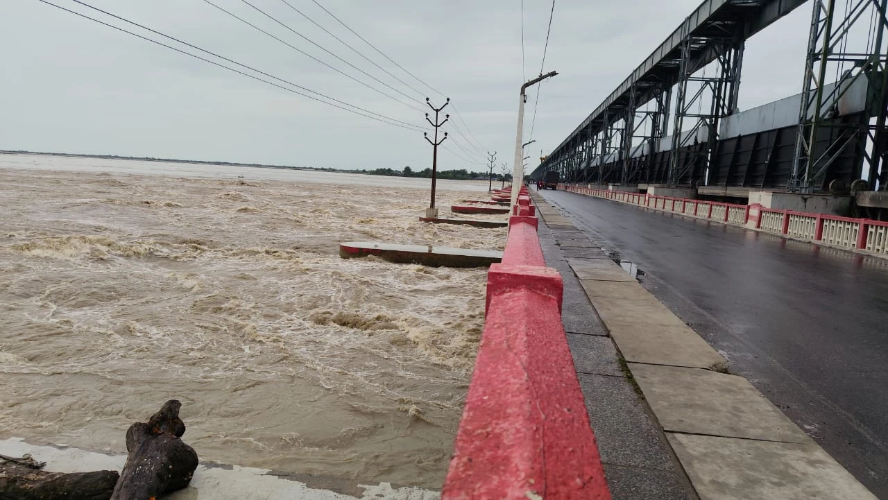 कोशी ब्यारेजमा पानीको बहाव घट्दो क्रममा, ३९ ढोका खुला कोशी ब्यारेजमा पानीको बहाव घट्दो क्रममा, ३९ ढोका खुला