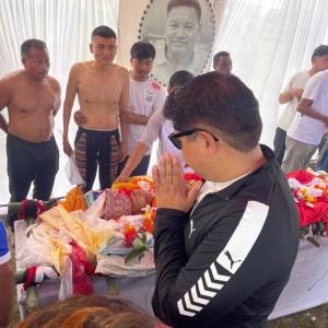 दीपेन्द्र धिमालको भावपूर्ण अन्त्येष्टिः हजारौँ मलामीको उपस्थितिमा जातीय परम्पराअनुसार अन्तिम संस्कार दीपेन्द्र धिमालको भावपूर्ण अन्त्येष्टिः हजारौँ मलामीको उपस्थितिमा जातीय परम्पराअनुसार अन्तिम संस्कार