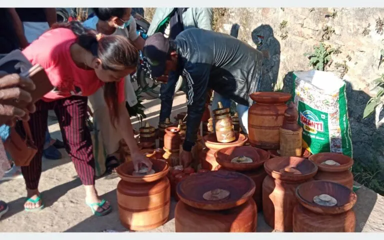 आधुनिकतासँगै हराउँदै काठका सामग्री प्रयोग गर्ने चलन आधुनिकतासँगै हराउँदै काठका सामग्री प्रयोग गर्ने चलन
